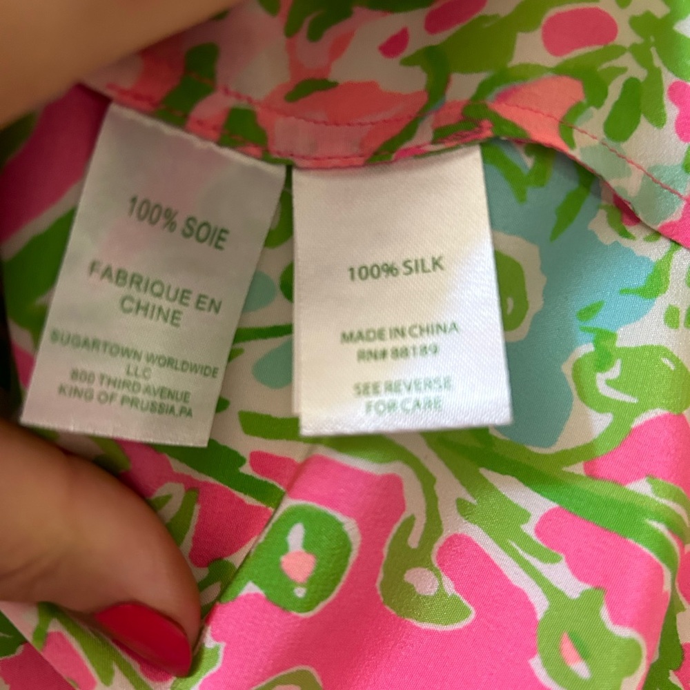 Lilly Pulitzer sleeveless ham top. V neckline. 100% silk. - Picture 3 of 5